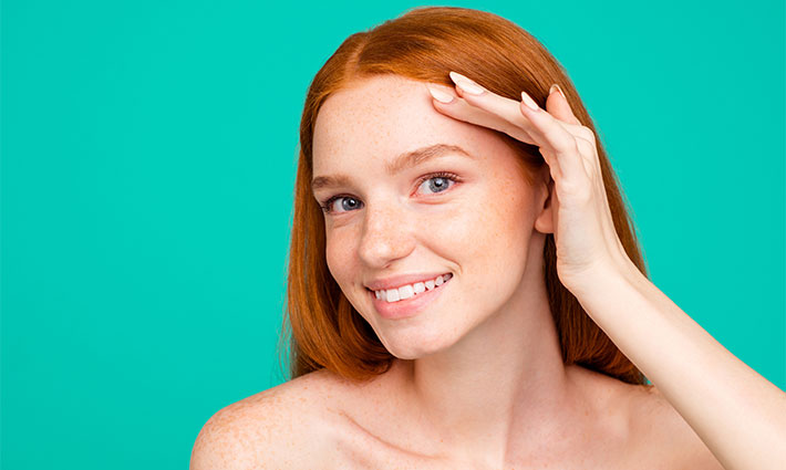 Akné na hlavě a spáncích: Příčiny a správná péče