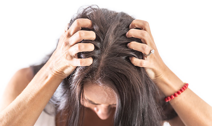 Co na suchou pokožku hlavy: Příčiny svědění a jak na účinnou hydrataci